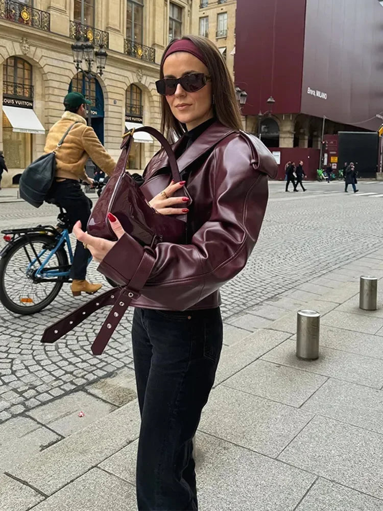 La veste en cuir ressemble à - Bao - Little Paris
