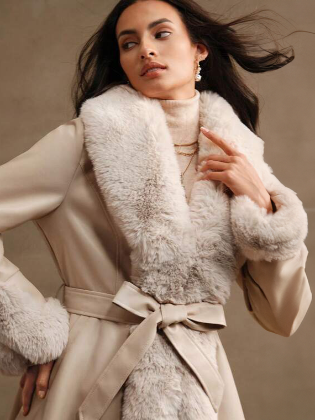 Manteau long en suédine bordé de fausse fourrure - Evelin - Little Paris
