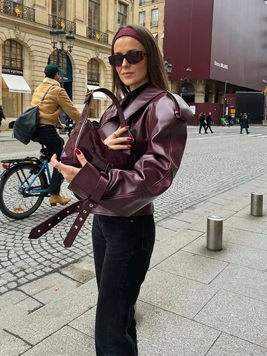 La veste en cuir ressemble à - Bao - Little Paris
