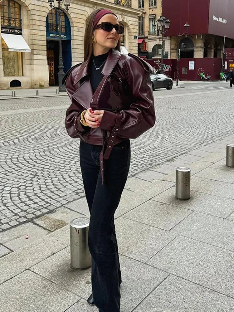 La veste en cuir ressemble à - Bao - Little Paris
