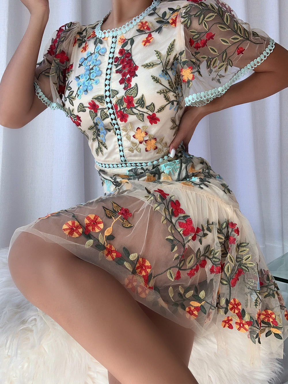 Robe Courte Transparente Brodée – Tulle Fleuri - Little Paris