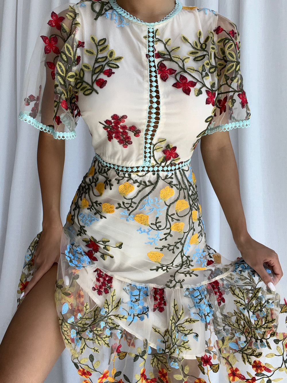 Robe Courte Transparente Brodée – Tulle Fleuri - Little Paris